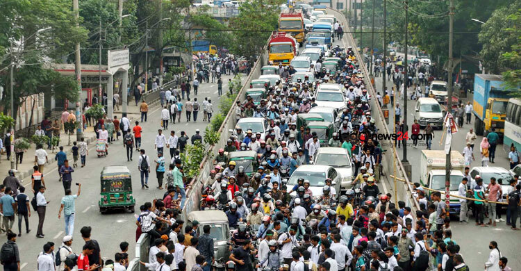 সাড়ে ৪ ঘণ্টা পরও সড়ক ছাড়েননি শিক্ষার্থীরা, যানজটে ভোগান্তি চরমে